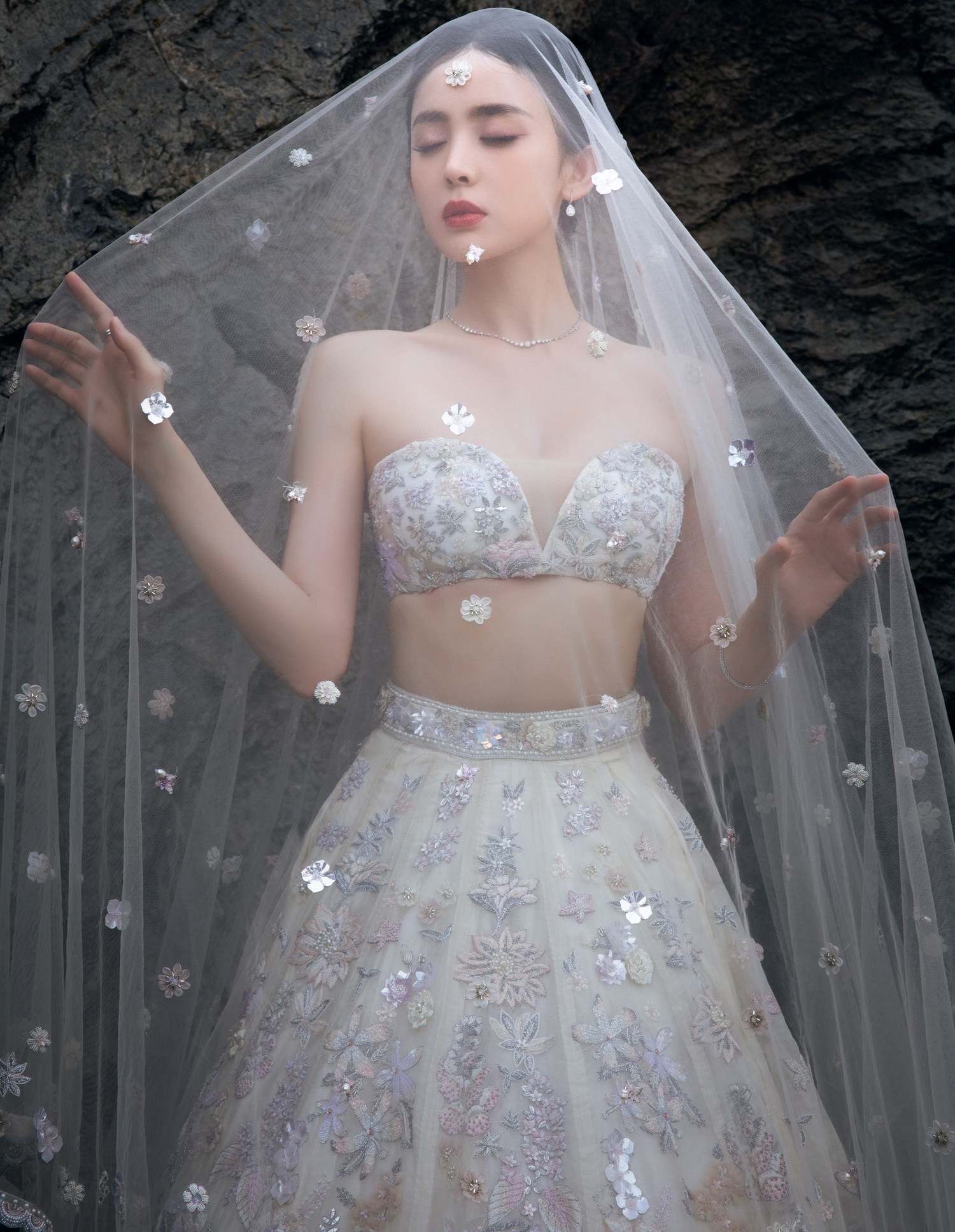 Tuổi băm của Cổ Lực Na Tr&aacute;t khiến vạn c&ocirc; g&aacute;i 18 cũng ước ao: B&iacute; quyết trẻ đẹp bền vững theo thời gian đ&atilde; được tiết lộ- Ảnh 5.