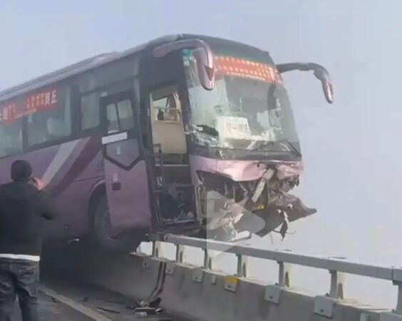 Tai nạn li&ecirc;n ho&agrave;n tr&ecirc;n cầu, xe kh&aacute;ch treo lơ lửng giữa kh&ocirc;ng trung- Ảnh 2.