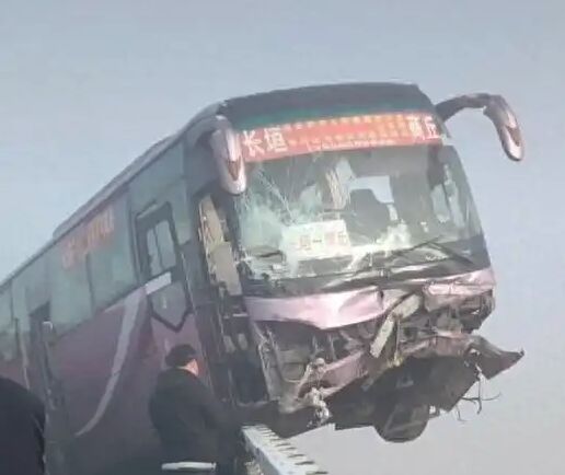 Tai nạn li&ecirc;n ho&agrave;n tr&ecirc;n cầu, xe kh&aacute;ch treo lơ lửng giữa kh&ocirc;ng trung- Ảnh 1.