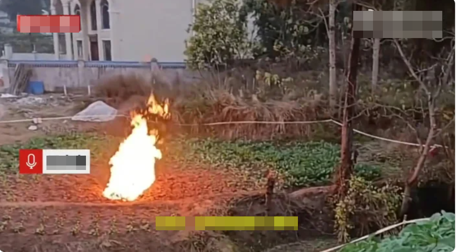 C&aacute;nh đồng gần trường học bỗng xuất hiện đ&aacute;m ch&aacute;y lạ trong nhiều ng&agrave;y liền, vẫn b&ugrave;ng l&ecirc;n cả khi trời mưa- Ảnh 1.