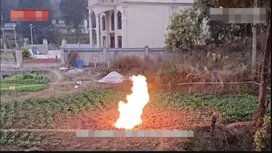 C&aacute;nh đồng gần trường học bỗng xuất hiện đ&aacute;m ch&aacute;y lạ trong nhiều ng&agrave;y liền, vẫn b&ugrave;ng l&ecirc;n cả khi trời mưa- Ảnh 2.