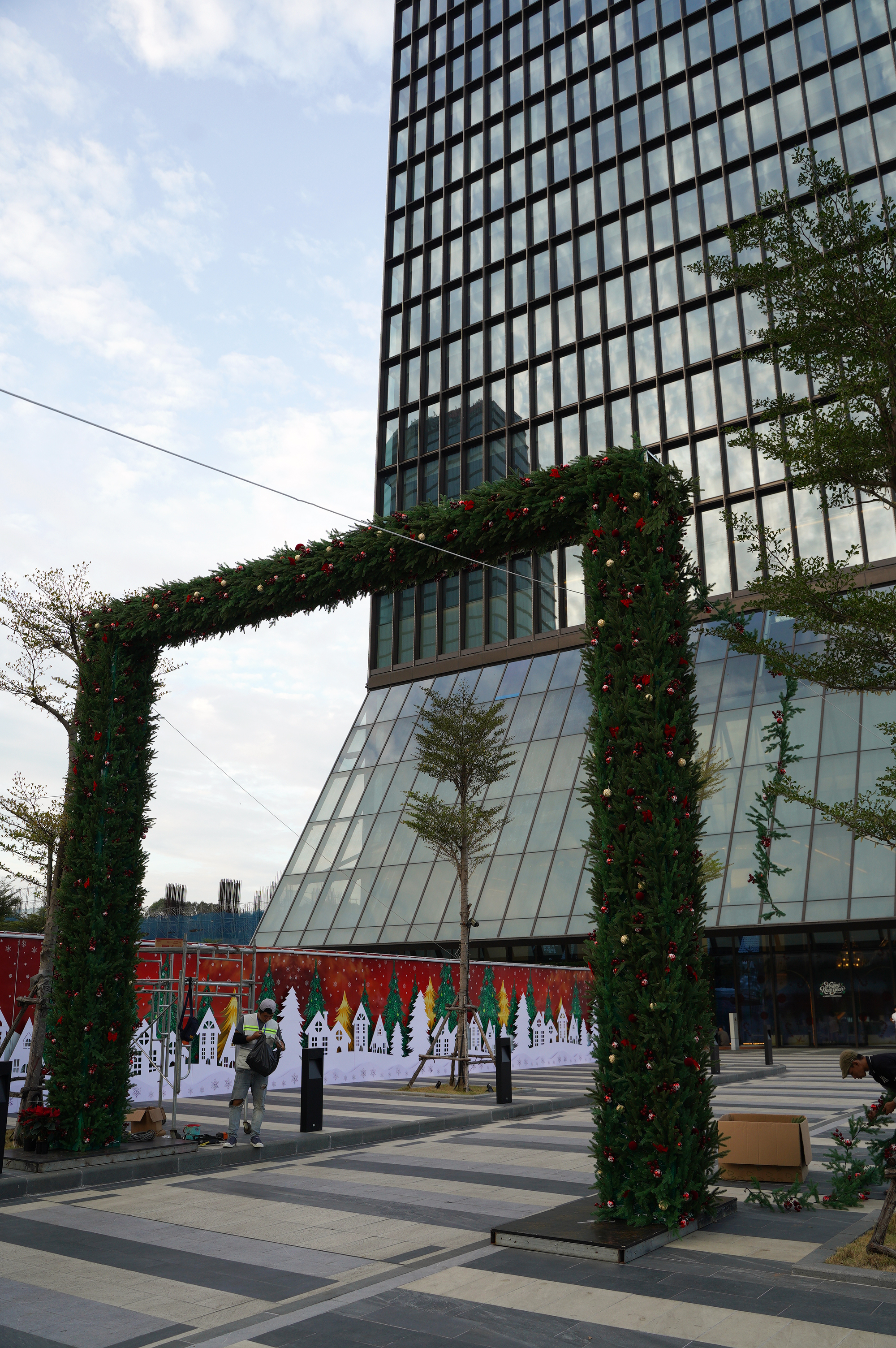 T&ograve;a nh&agrave; cao thứ 3 TP.HCM lập tức so&aacute;n ng&ocirc;i đ&ocirc;ng kh&aacute;ch nhất dịp lễ nhờ tung vườn hoa Tết khổng lồ- Ảnh 2.