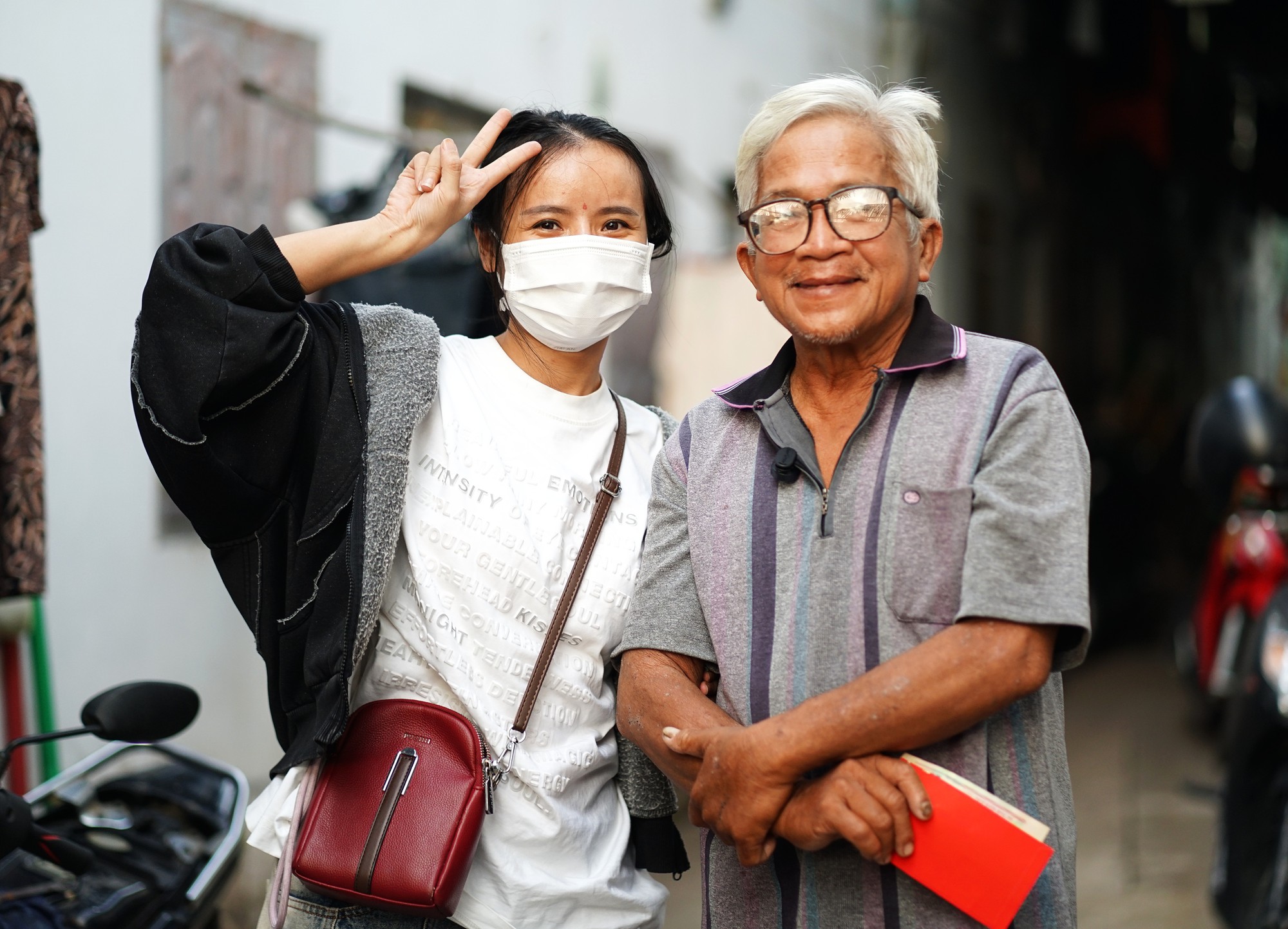 C&acirc;u chuyện bất ngờ ph&iacute;a sau chiếc xe tr&aacute;i c&acirc;y vỡ n&aacute;t của người đ&agrave;n &ocirc;ng 64 tuổi một m&igrave;nh nu&ocirc;i vợ bệnh ở TP.HCM- Ảnh 4.