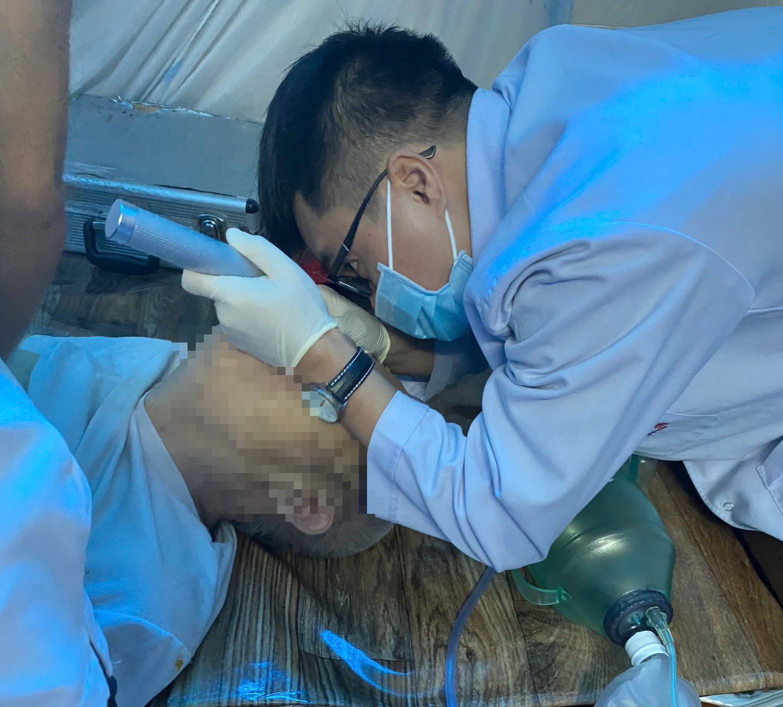 Cụ ông ôm cổ, tím tái và lịm dần vì nghẹn bánh trôi nước- Ảnh 1. Cụ ông ôm cổ, tím tái và lịm dần vì nghẹn bánh trôi nước- Ảnh 1.