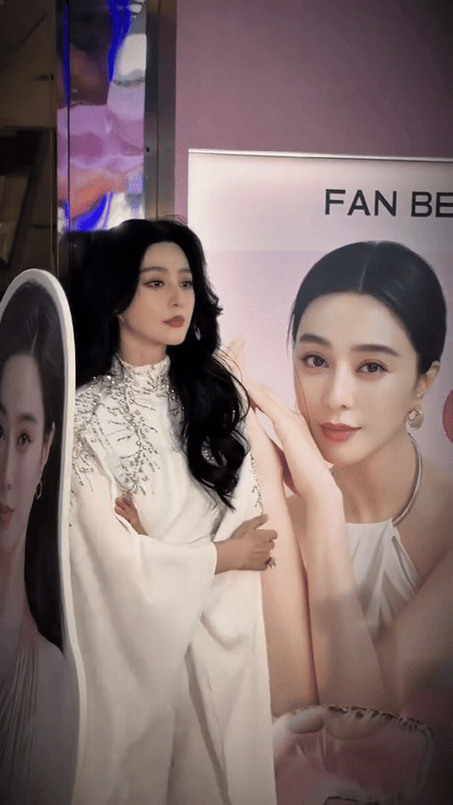 Nể Phạm Băng Băng: 44 tuổi qua cam thường còn đẹp hơn cả poster bên cạnh- Ảnh 2. Nể Phạm Băng Băng: 44 tuổi qua cam thường còn đẹp hơn cả poster bên cạnh- Ảnh 2.