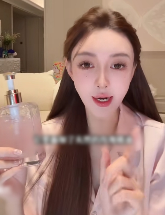 Mỹ nh&acirc;n K. sinh con 5 th&aacute;ng th&igrave; chia tay đại gia "cả nước biết mặt": Giờ l&agrave;m mẹ đơn th&acirc;n, livestream "c&agrave;y tiền" nu&ocirc;i con- Ảnh 5.