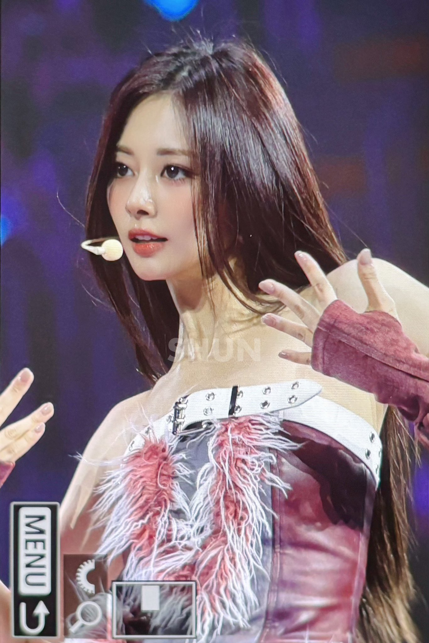 Mỹ nh&acirc;n đẹp nhất thế giới 10 năm bị ch&ecirc; "b&igrave;nh hoa di động": G&acirc;y b&atilde;o nhờ stage khoe v&ograve;ng 1, được gỡ cấm s&oacute;ng cả th&agrave;nh phố nức nở- Ảnh 11.