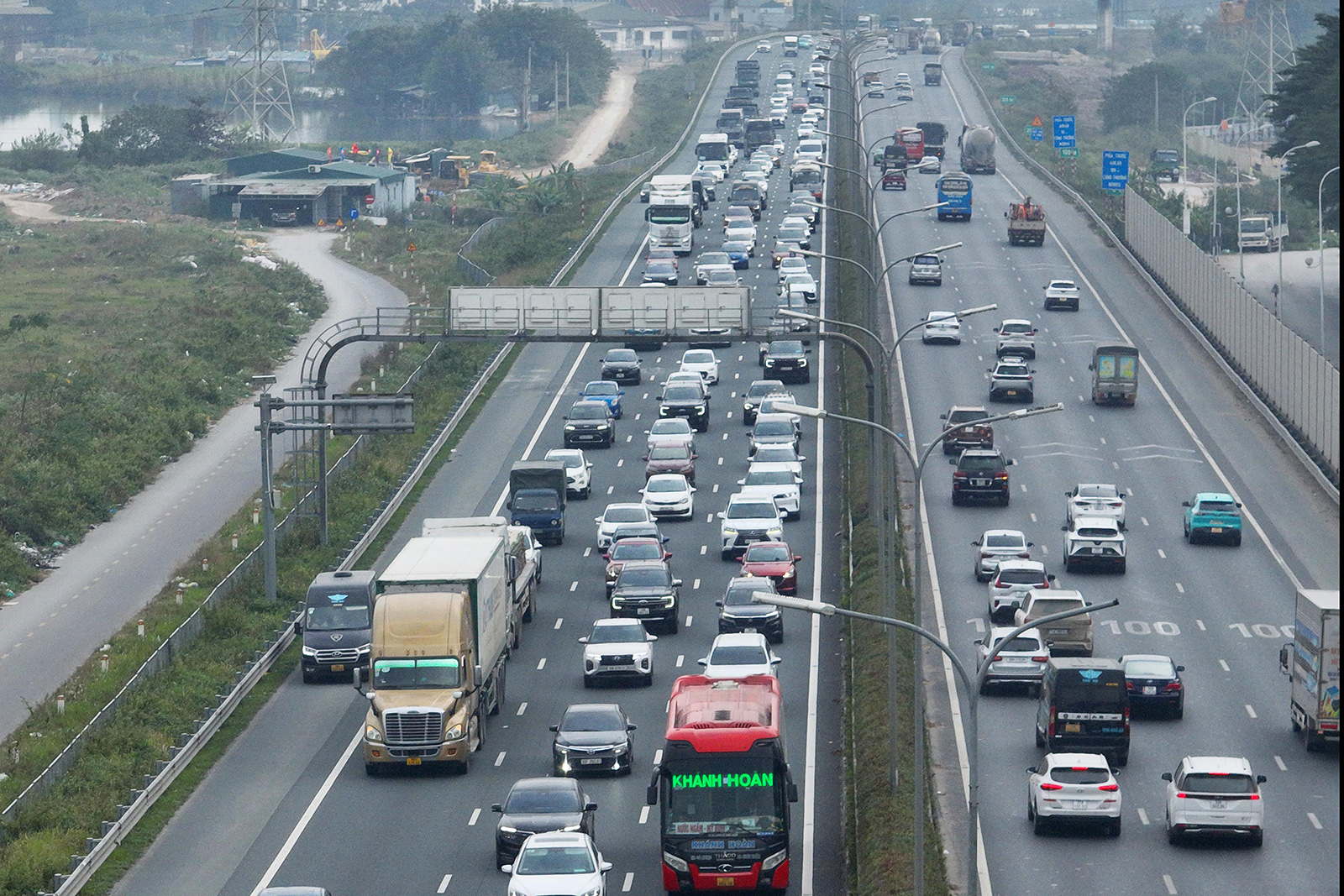 Cảnh tượng tr&ecirc;n c&aacute;c ngả đường H&agrave; Nội v&agrave; TP.HCM ng&agrave;y cuối kỳ nghỉ Tết Dương lịch- Ảnh 1.