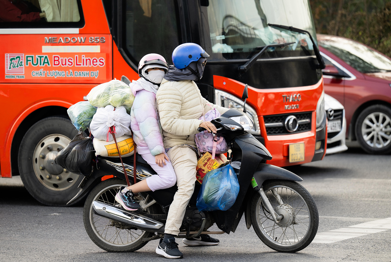 Cảnh tượng tr&ecirc;n c&aacute;c ngả đường H&agrave; Nội v&agrave; TP.HCM ng&agrave;y cuối kỳ nghỉ Tết Dương lịch- Ảnh 10.