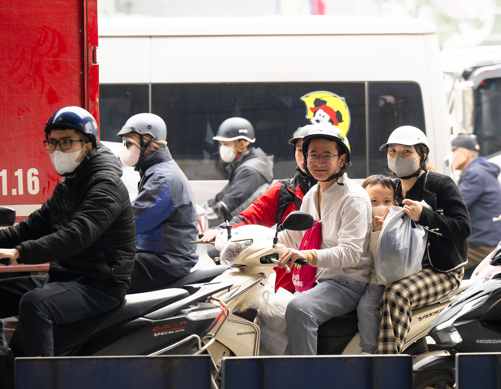 Cảnh tượng tr&ecirc;n c&aacute;c ngả đường H&agrave; Nội v&agrave; TP.HCM ng&agrave;y cuối kỳ nghỉ Tết Dương lịch- Ảnh 12.