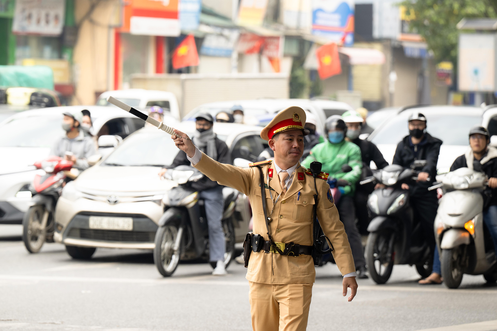 Cảnh tượng tr&ecirc;n c&aacute;c ngả đường H&agrave; Nội v&agrave; TP.HCM ng&agrave;y cuối kỳ nghỉ Tết Dương lịch- Ảnh 13.