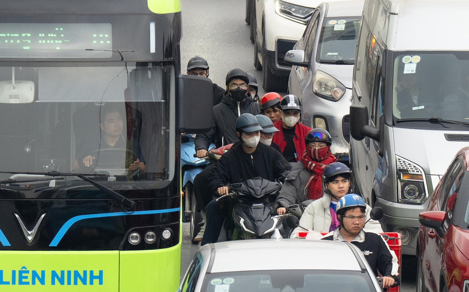 Cảnh tượng tr&ecirc;n c&aacute;c ngả đường H&agrave; Nội v&agrave; TP.HCM ng&agrave;y cuối kỳ nghỉ Tết Dương lịch- Ảnh 15.