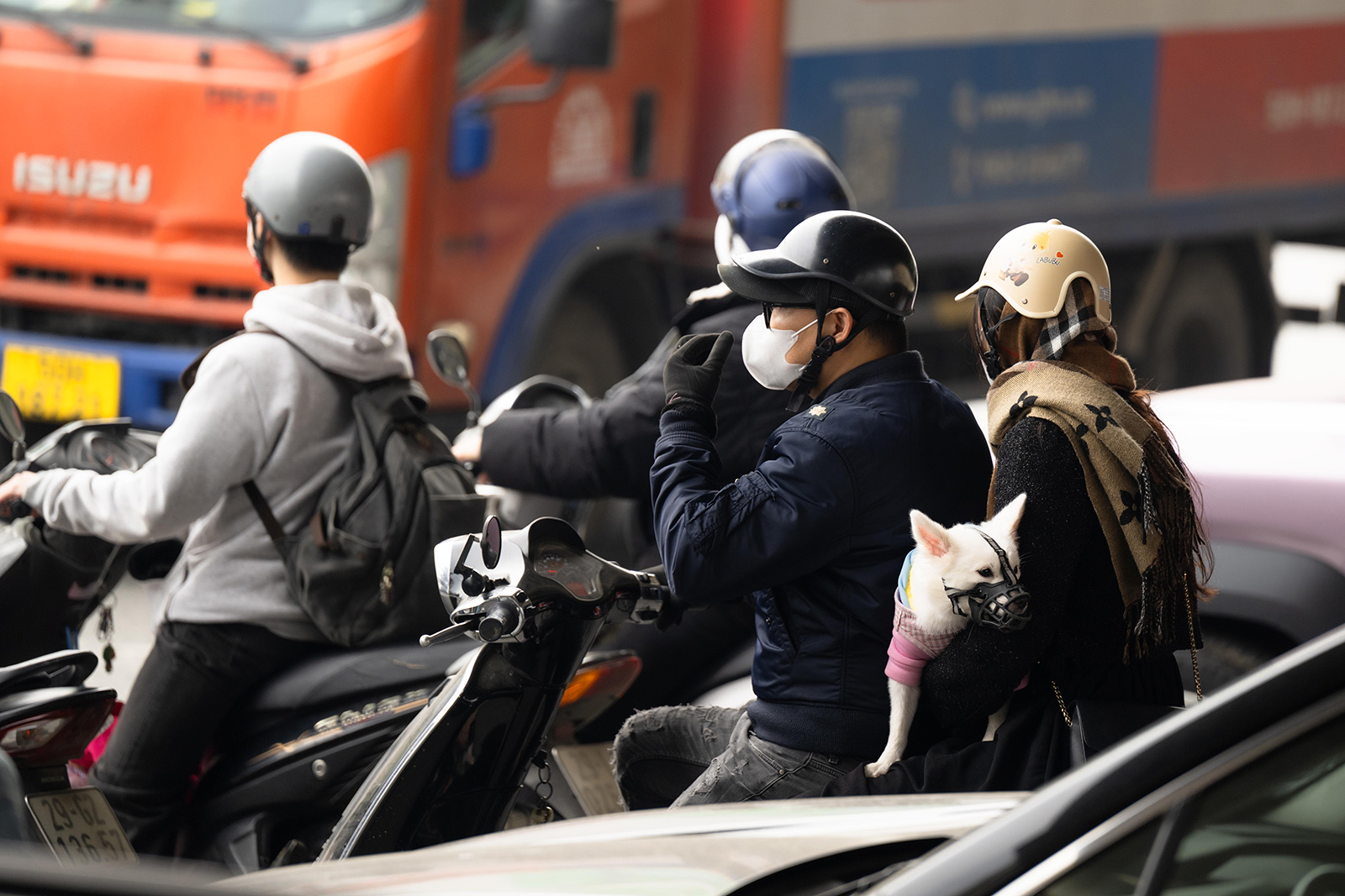 Cảnh tượng tr&ecirc;n c&aacute;c ngả đường H&agrave; Nội v&agrave; TP.HCM ng&agrave;y cuối kỳ nghỉ Tết Dương lịch- Ảnh 16.