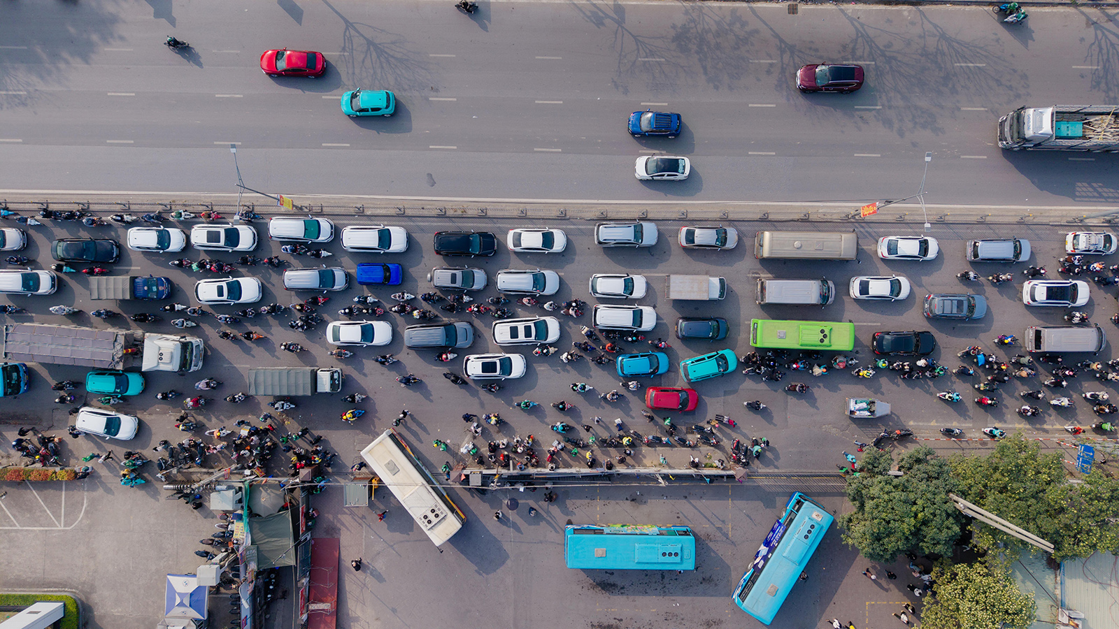 Cảnh tượng tr&ecirc;n c&aacute;c ngả đường H&agrave; Nội v&agrave; TP.HCM ng&agrave;y cuối kỳ nghỉ Tết Dương lịch- Ảnh 18.