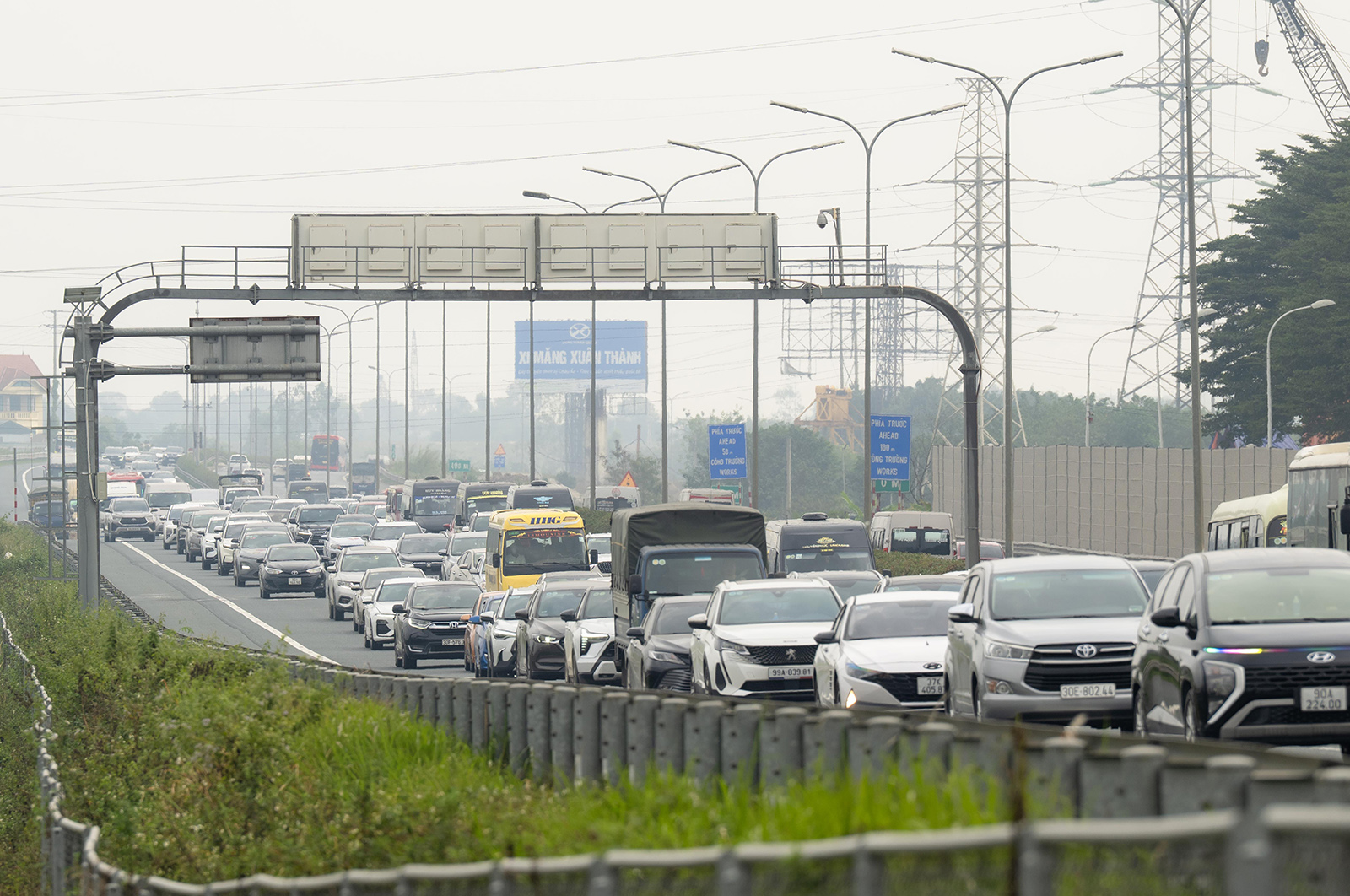 Cảnh tượng tr&ecirc;n c&aacute;c ngả đường H&agrave; Nội v&agrave; TP.HCM ng&agrave;y cuối kỳ nghỉ Tết Dương lịch- Ảnh 2.