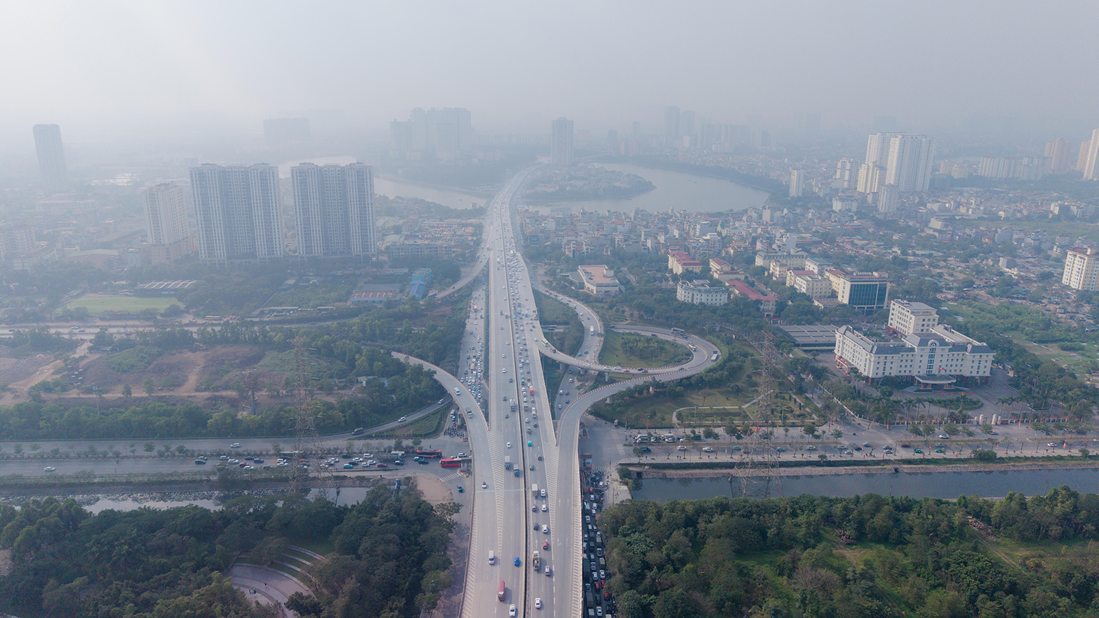 Cảnh tượng tr&ecirc;n c&aacute;c ngả đường H&agrave; Nội v&agrave; TP.HCM ng&agrave;y cuối kỳ nghỉ Tết Dương lịch- Ảnh 20.