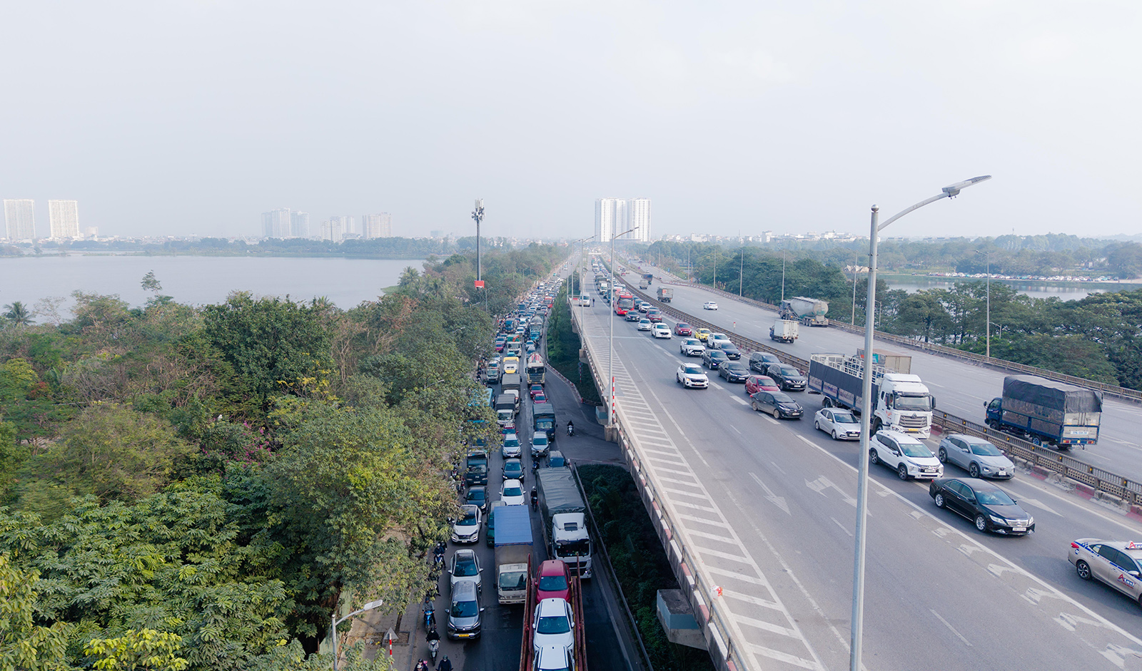 Cảnh tượng tr&ecirc;n c&aacute;c ngả đường H&agrave; Nội v&agrave; TP.HCM ng&agrave;y cuối kỳ nghỉ Tết Dương lịch- Ảnh 19.