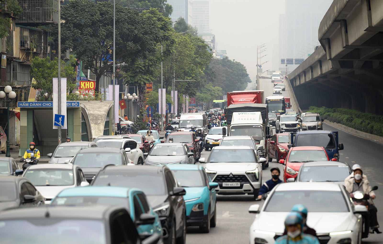 Cảnh tượng tr&ecirc;n c&aacute;c ngả đường H&agrave; Nội v&agrave; TP.HCM ng&agrave;y cuối kỳ nghỉ Tết Dương lịch- Ảnh 6.