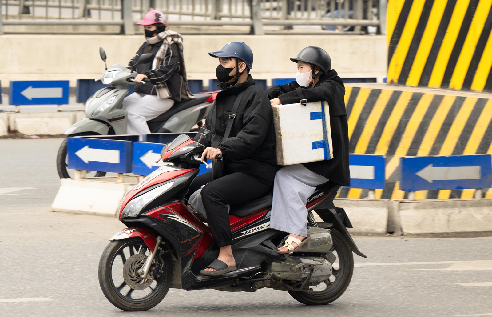 Cảnh tượng tr&ecirc;n c&aacute;c ngả đường H&agrave; Nội v&agrave; TP.HCM ng&agrave;y cuối kỳ nghỉ Tết Dương lịch- Ảnh 8.