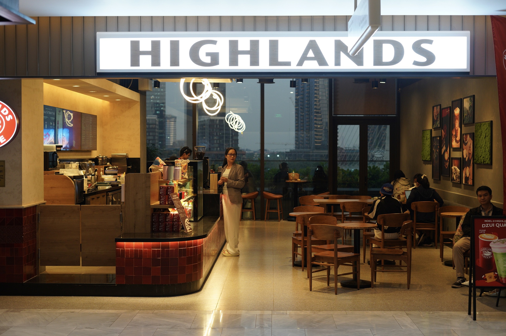 T&ograve;a nh&agrave; cao thứ 3 TP.HCM lập tức so&aacute;n ng&ocirc;i đ&ocirc;ng kh&aacute;ch nhất dịp lễ nhờ tung vườn hoa Tết khổng lồ- Ảnh 25.