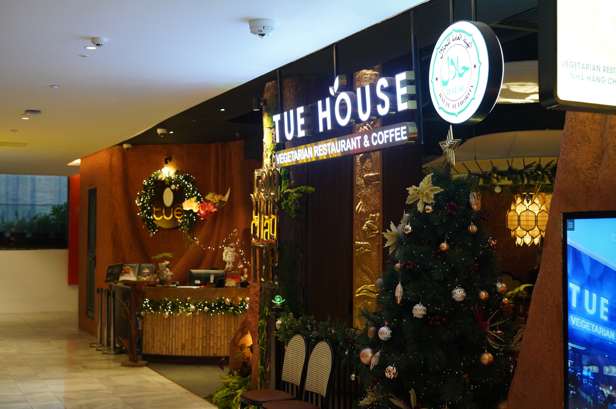 T&ograve;a nh&agrave; cao thứ 3 TP.HCM lập tức so&aacute;n ng&ocirc;i đ&ocirc;ng kh&aacute;ch nhất dịp lễ nhờ tung vườn hoa Tết khổng lồ- Ảnh 24.