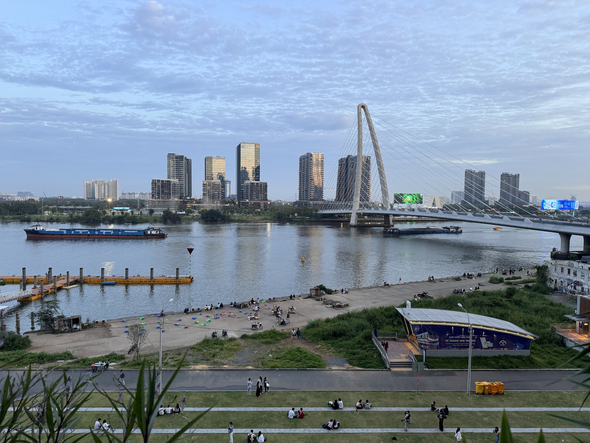 T&ograve;a nh&agrave; cao thứ 3 TP.HCM lập tức so&aacute;n ng&ocirc;i đ&ocirc;ng kh&aacute;ch nhất dịp lễ nhờ tung vườn hoa Tết khổng lồ- Ảnh 22.