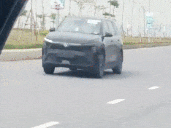 Lộ loạt trang bị đồn đo&aacute;n của VinFast Limo bản 'full' tại Việt Nam: M&acirc;m lớn, ghế giả da, cần số mới c&ugrave;ng nhiều n&acirc;ng cấp &lsquo;đ&aacute;p lại&rsquo; tranh luận từ MXH- Ảnh 3.