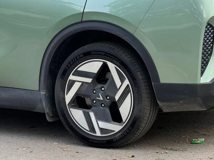 Lộ loạt trang bị đồn đo&aacute;n của VinFast Limo bản 'full' tại Việt Nam: M&acirc;m lớn, ghế giả da, cần số mới c&ugrave;ng nhiều n&acirc;ng cấp &lsquo;đ&aacute;p lại&rsquo; tranh luận từ MXH- Ảnh 2.