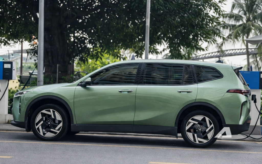 Lộ loạt trang bị đồn đo&aacute;n của VinFast Limo bản 'full' tại Việt Nam: M&acirc;m lớn, ghế giả da, cần số mới c&ugrave;ng nhiều n&acirc;ng cấp &lsquo;đ&aacute;p lại&rsquo; tranh luận từ MXH- Ảnh 5.