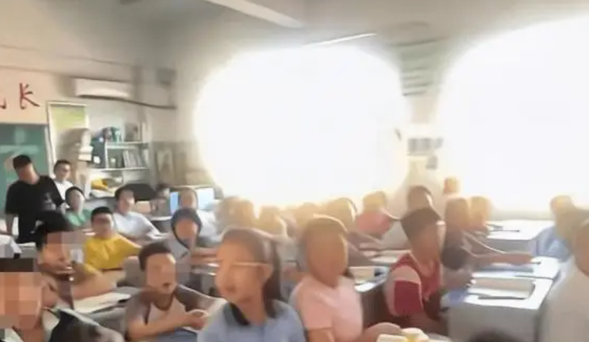 Vụ việc kỳ lạ nhất năm: Hiệu trưởng mất chức v&igrave; c&aacute;i... r&egrave;m cửa c&ograve;n một nữ gi&aacute;o vi&ecirc;n khiến khắp MXH ngợi khen v&igrave; sự dũng cảm!- Ảnh 2.