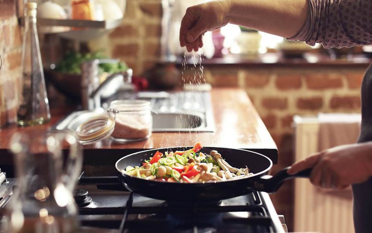 T&ocirc;i chỉ đổi c&aacute;ch n&ecirc;m nếm cho nồi canh, vậy m&agrave; cả tuần l&agrave;m g&igrave; cũng &ldquo;tr&ocirc;i&rdquo;, c&aacute;c cụ bảo thế l&agrave; thuận v&iacute;a- Ảnh 1.