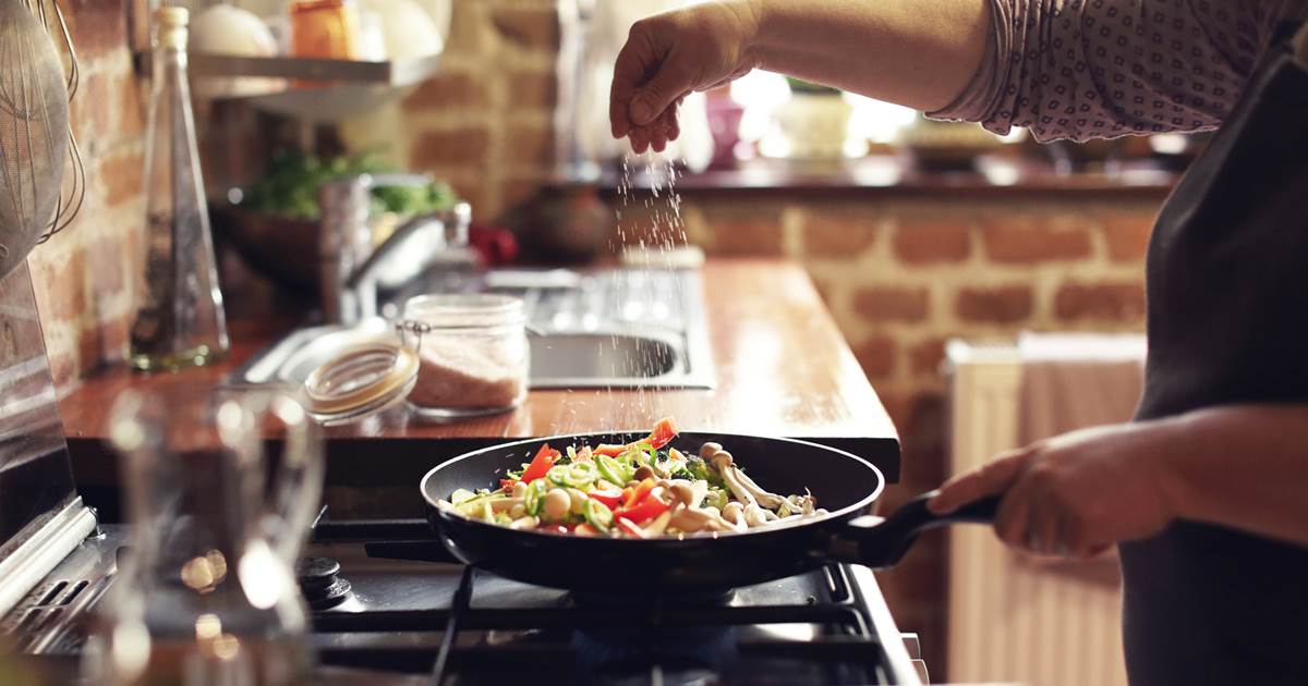 T&ocirc;i chỉ đổi c&aacute;ch n&ecirc;m nếm cho nồi canh, vậy m&agrave; cả tuần l&agrave;m g&igrave; cũng &ldquo;tr&ocirc;i&rdquo;, c&aacute;c cụ bảo thế l&agrave; thuận v&iacute;a- Ảnh 2.