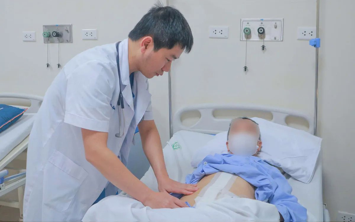 B&aacute;c sĩ Nguyễn Ho&agrave;ng Nam thăm kh&aacute;m cho bệnh nh&acirc;n. Ảnh: BVCC