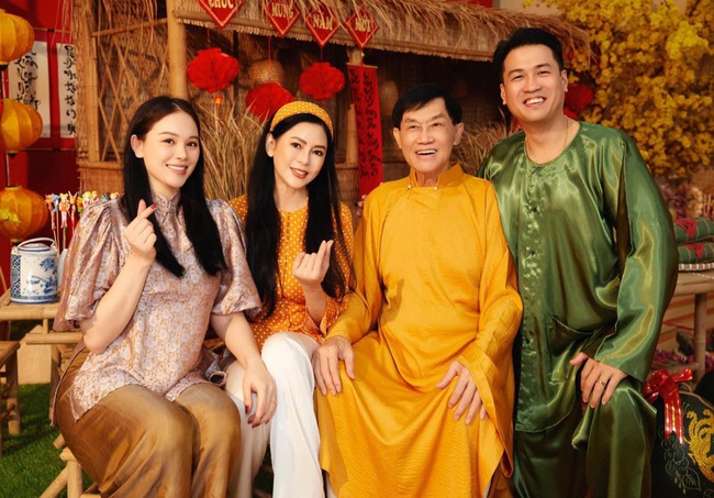 Vợ tỷ phú Johnathan Hạnh Nguyễn đối xử lạ với Vợ tỷ phú Johnathan Hạnh Nguyễn đối xử lạ với