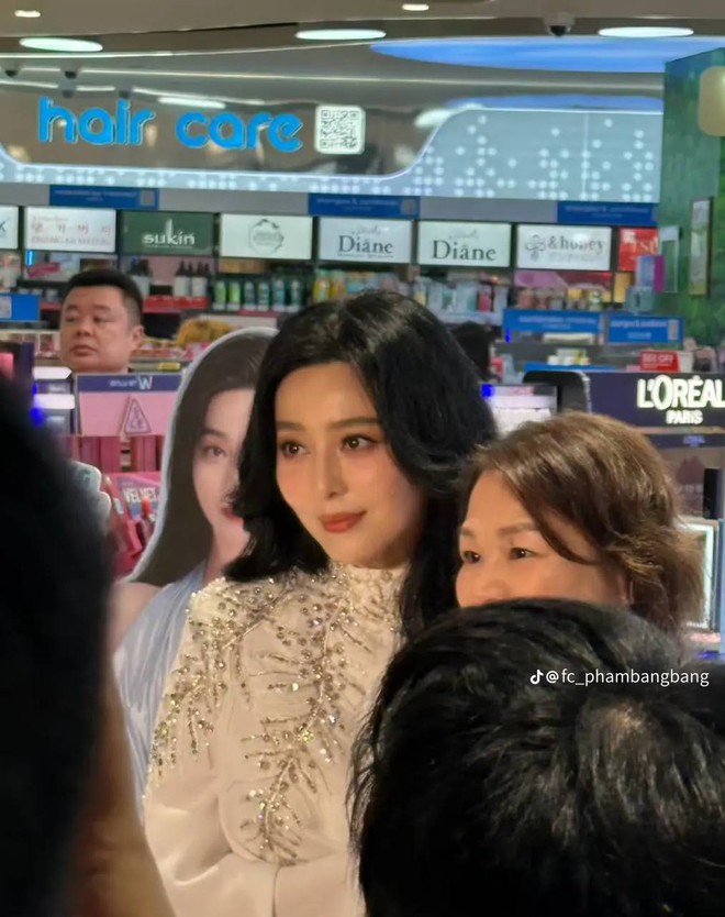 Nể Phạm Băng Băng: 44 tuổi qua cam thường còn đẹp hơn cả poster bên cạnh- Ảnh 3. Nể Phạm Băng Băng: 44 tuổi qua cam thường còn đẹp hơn cả poster bên cạnh- Ảnh 3.