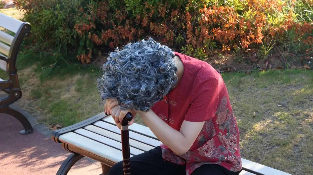 Khi người th&acirc;n hay qu&ecirc;n, ch&uacute;ng ta lại nghĩ đ&oacute; l&agrave; &ldquo;gi&agrave; rồi&rdquo; m&agrave; bỏ qua bệnh Alzheimer: Đừng chủ quan với 5 thay đổi n&agrave;y- Ảnh 2.