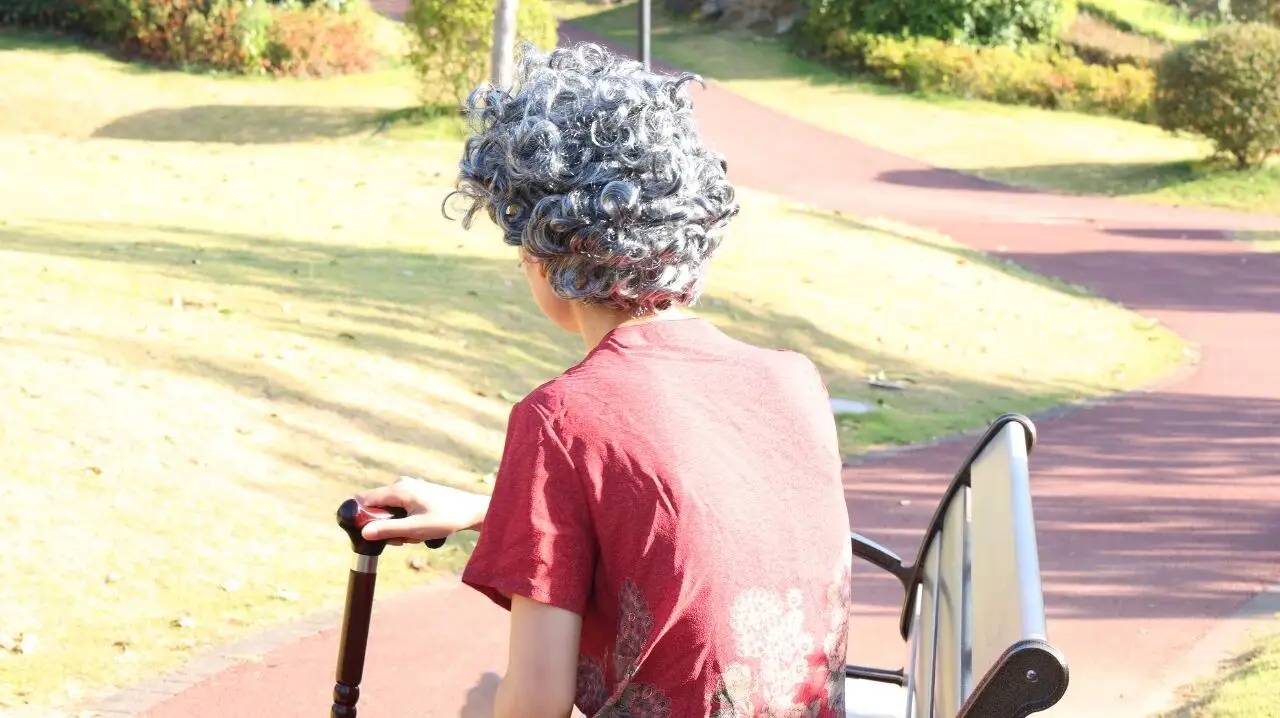 Khi người th&acirc;n hay qu&ecirc;n, ch&uacute;ng ta lại nghĩ đ&oacute; l&agrave; &ldquo;gi&agrave; rồi&rdquo; m&agrave; bỏ qua bệnh Alzheimer: Đừng chủ quan với 5 thay đổi n&agrave;y- Ảnh 4.