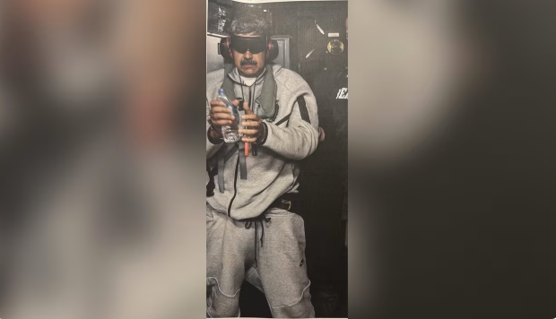 Tổng thống Mỹ Trump c&ocirc;ng bố ảnh Tổng thống Venezuela Maduro bị bịt mắt- Ảnh 1.