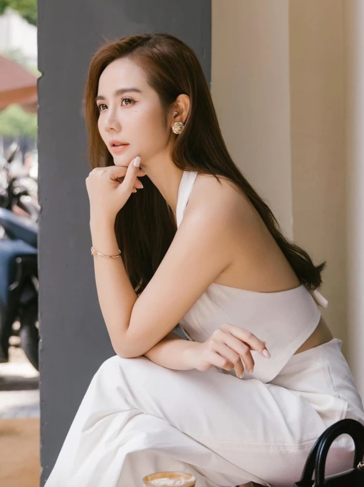 Vẻ gợi cảm ngo&agrave;i đời của "nữ tổng t&agrave;i" đang g&acirc;y sốt tr&ecirc;n phim giờ v&agrave;ng VTV- Ảnh 13.