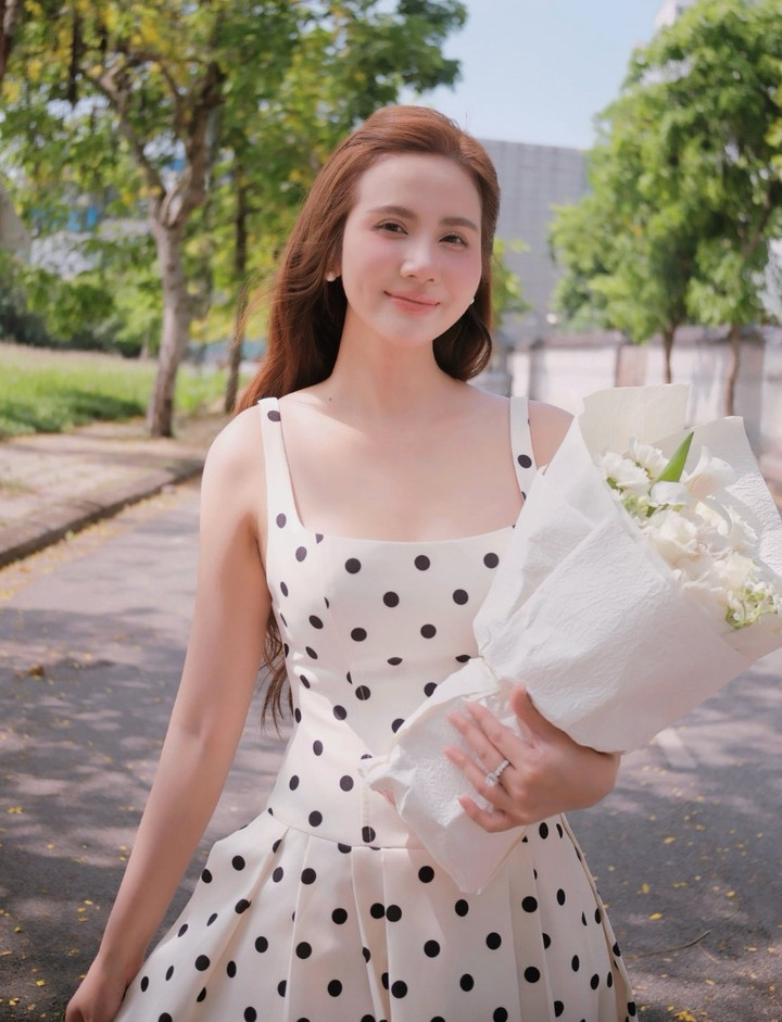 Vẻ gợi cảm ngo&agrave;i đời của "nữ tổng t&agrave;i" đang g&acirc;y sốt tr&ecirc;n phim giờ v&agrave;ng VTV- Ảnh 5.