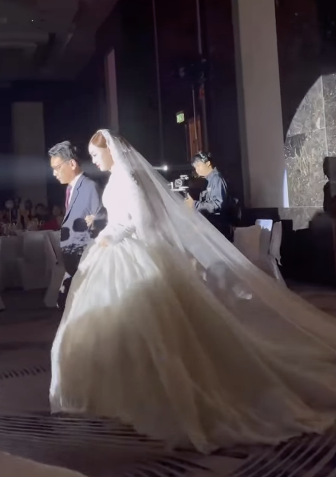 Thủ m&ocirc;n U23 Việt Nam cuới vợ thạc sĩ hơn 3 tuổi, visual c&ocirc; d&acirc;u s&aacute;ng bừng- Ảnh 2.