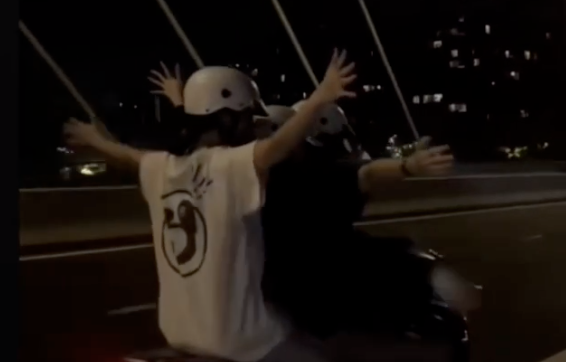 Chọn ngành, nghề trong bối cảnh thị trường lao động biến động: Nỗi băn khoăn của học sinh cuối cấp 1 Thêm clip buông hai tay khi chạy xe máy qua cầu Ba Son, TPHCM