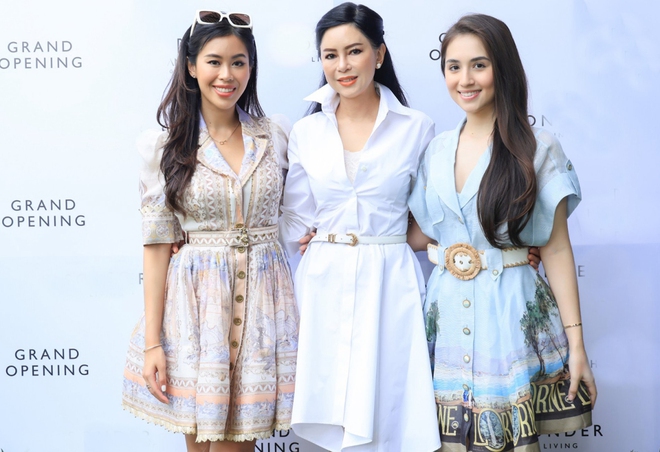 Vợ tỷ phú Johnathan Hạnh Nguyễn đối xử lạ với Vợ tỷ phú Johnathan Hạnh Nguyễn đối xử lạ với