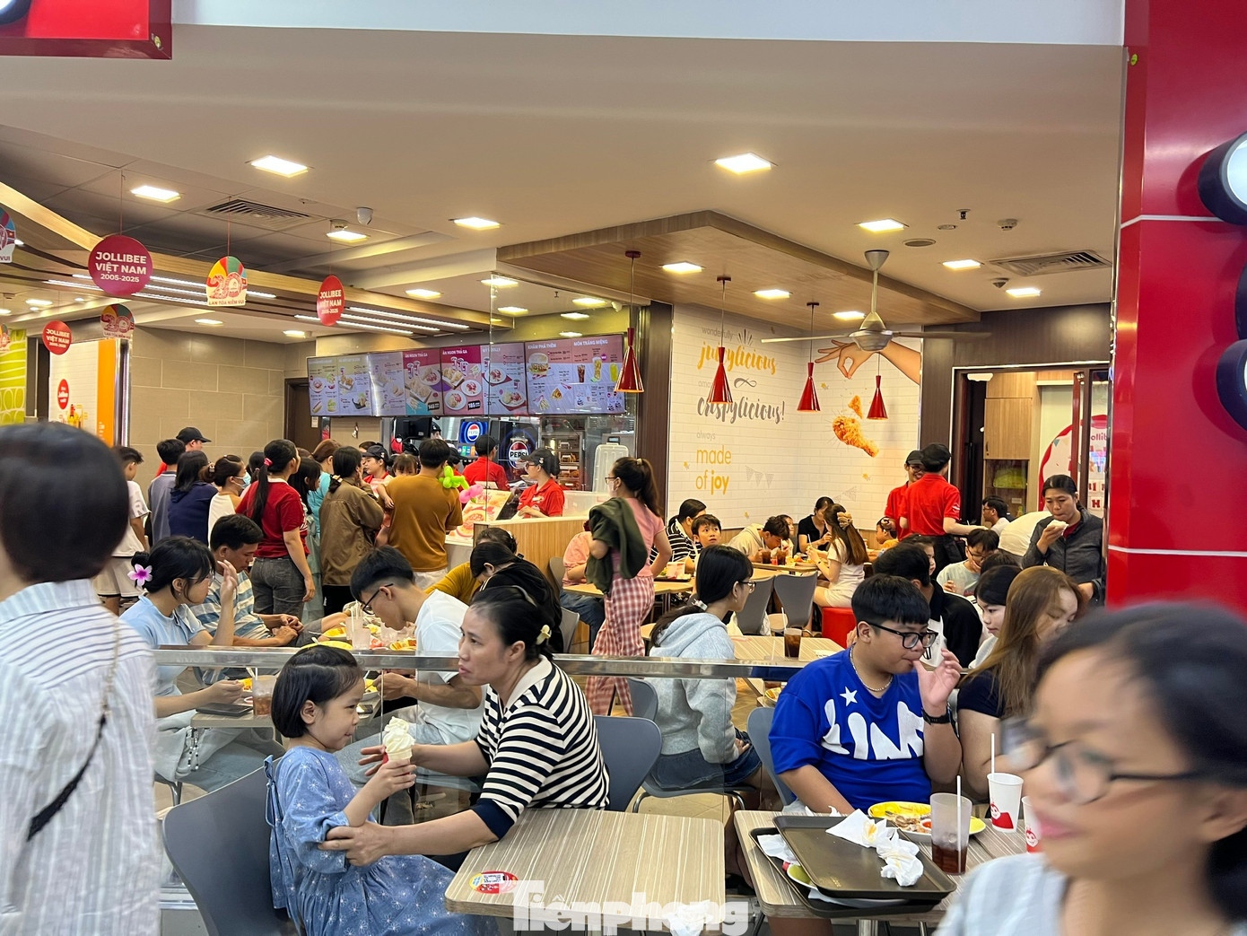 &lsquo;Biển người&rsquo; xếp h&agrave;ng d&agrave;i chờ ăn uống, mua sắm dịp nghỉ Tết Dương lịch- Ảnh 9.