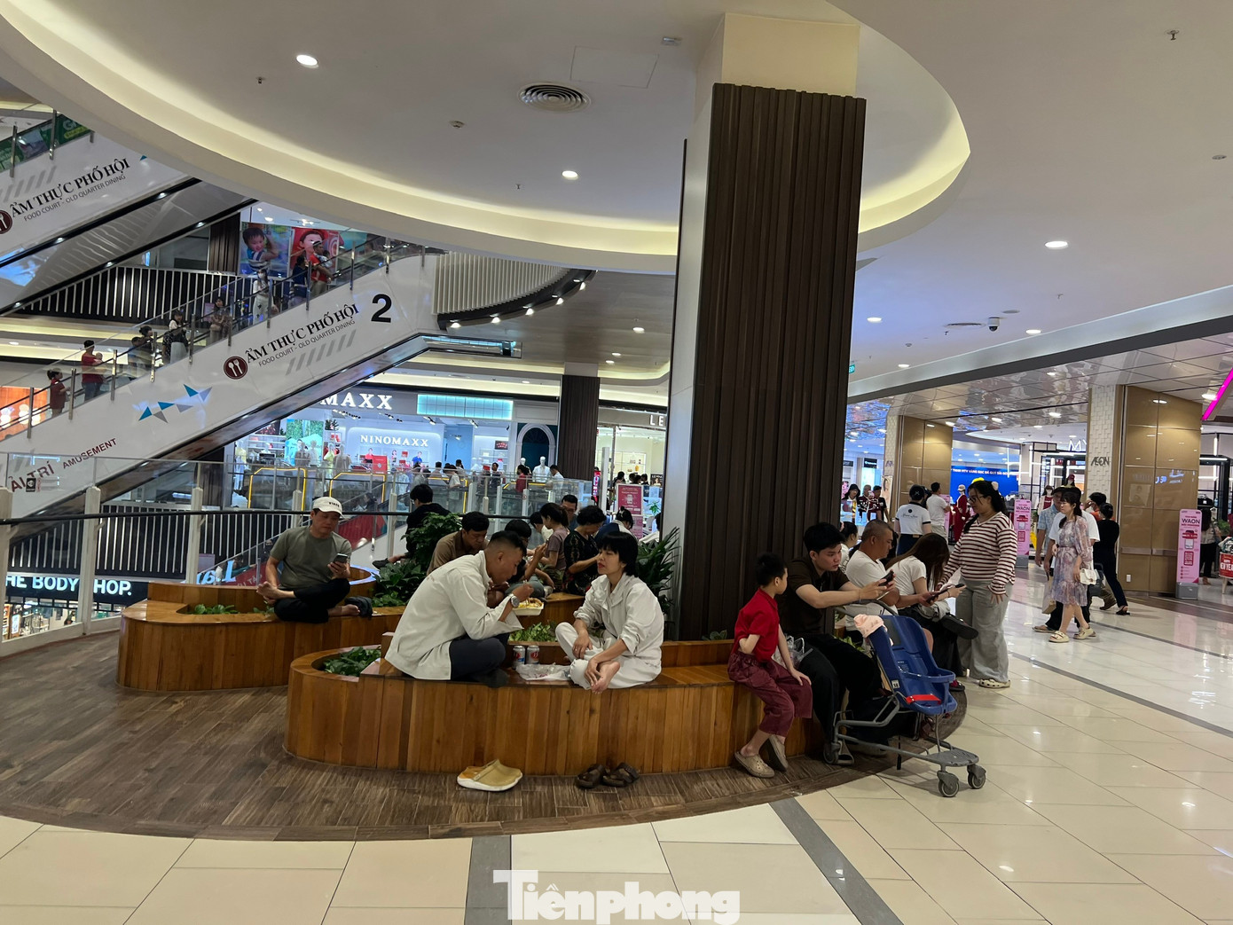 &lsquo;Biển người&rsquo; xếp h&agrave;ng d&agrave;i chờ ăn uống, mua sắm dịp nghỉ Tết Dương lịch- Ảnh 14.