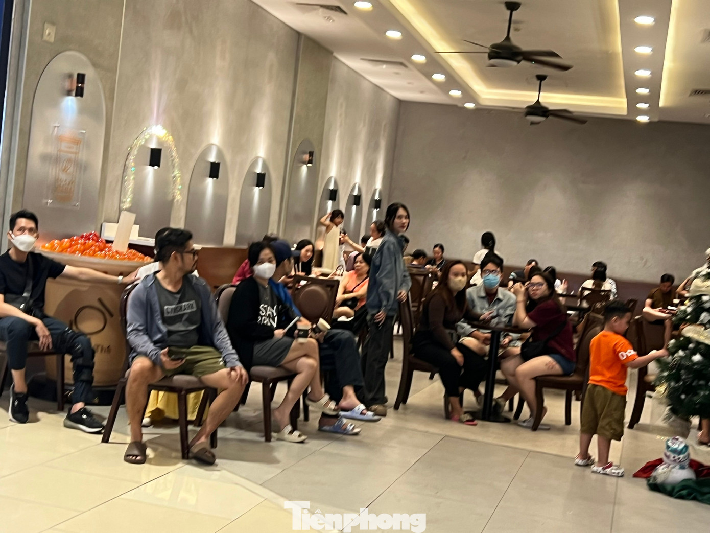 &lsquo;Biển người&rsquo; xếp h&agrave;ng d&agrave;i chờ ăn uống, mua sắm dịp nghỉ Tết Dương lịch- Ảnh 12.