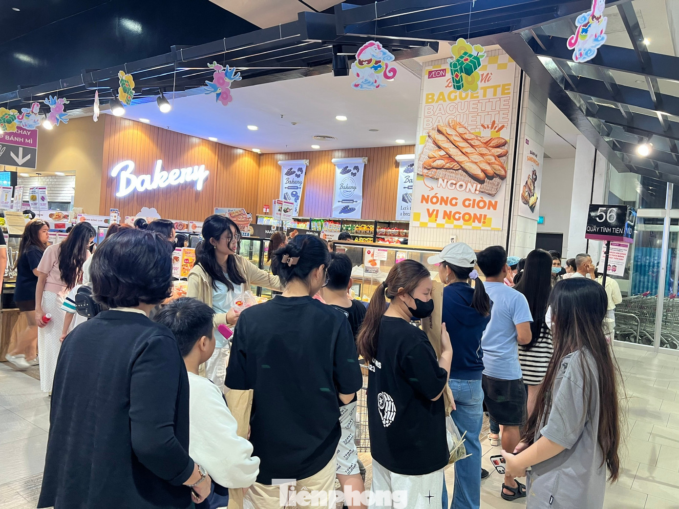 &lsquo;Biển người&rsquo; xếp h&agrave;ng d&agrave;i chờ ăn uống, mua sắm dịp nghỉ Tết Dương lịch- Ảnh 7.