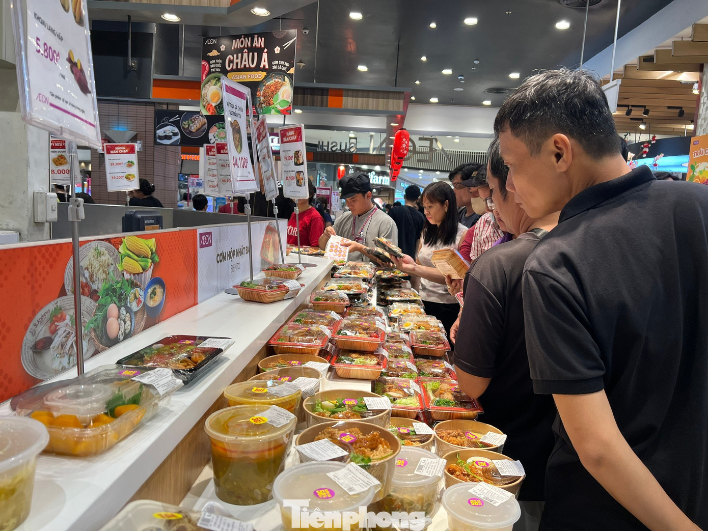 &lsquo;Biển người&rsquo; xếp h&agrave;ng d&agrave;i chờ ăn uống, mua sắm dịp nghỉ Tết Dương lịch- Ảnh 5.