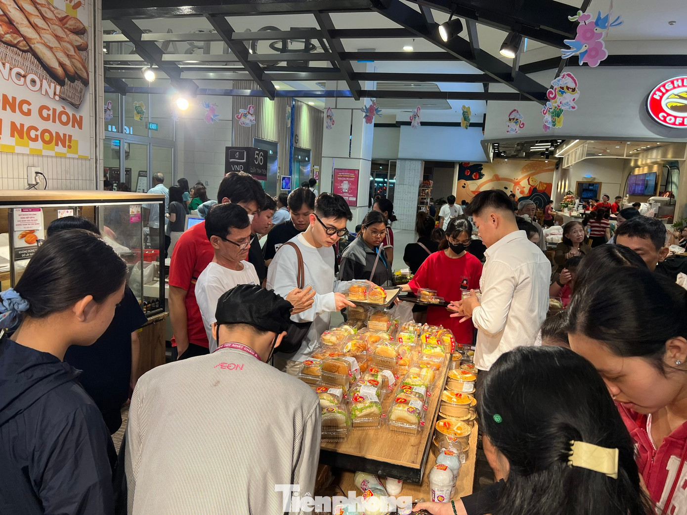 &lsquo;Biển người&rsquo; xếp h&agrave;ng d&agrave;i chờ ăn uống, mua sắm dịp nghỉ Tết Dương lịch- Ảnh 4.