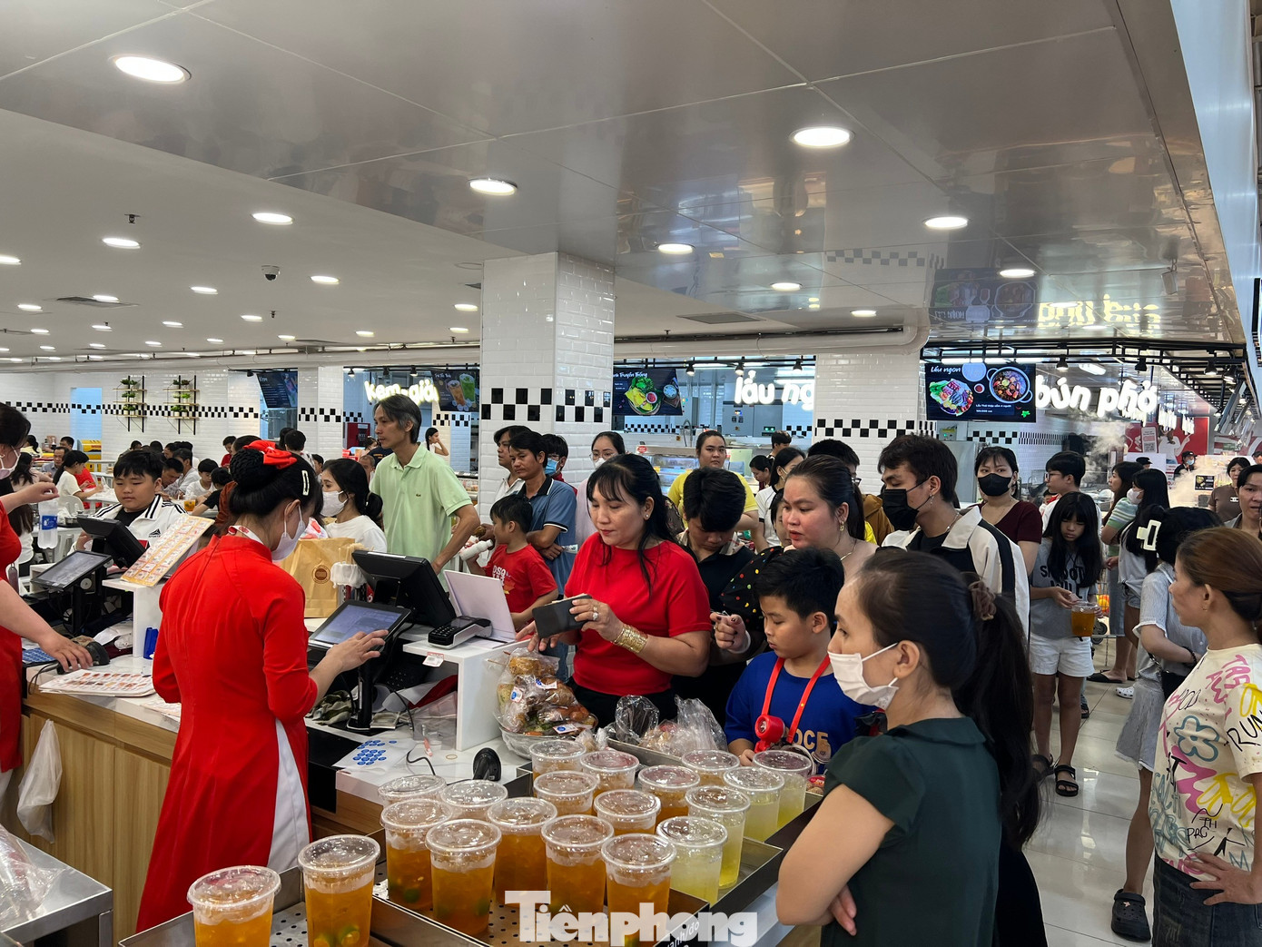 &lsquo;Biển người&rsquo; xếp h&agrave;ng d&agrave;i chờ ăn uống, mua sắm dịp nghỉ Tết Dương lịch- Ảnh 3.